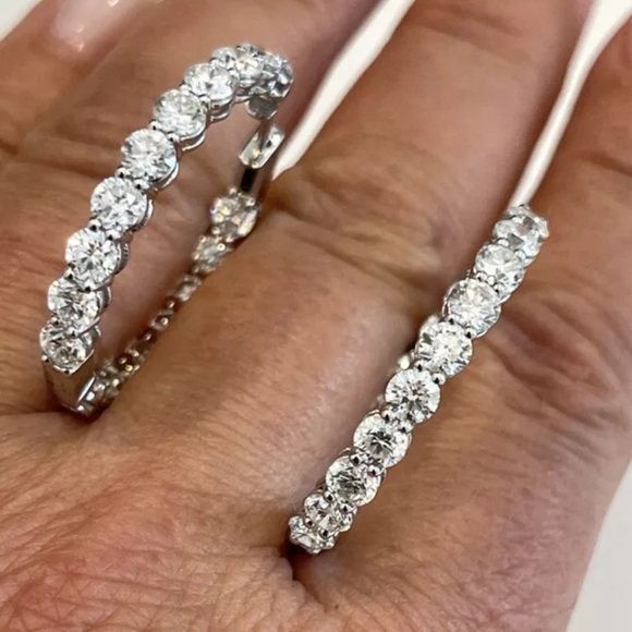 ROUND BRILLIANT DIAMOND 18KT WHITE GOLD EARRINGS - Picture 6 of 17